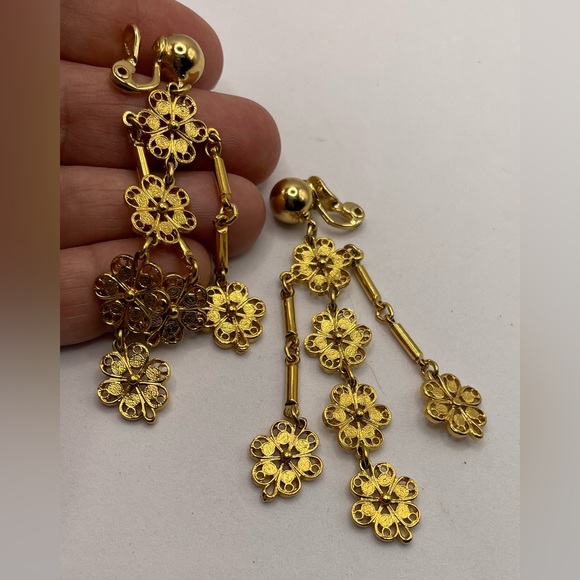Vintage Monet Signed GoldTone Dangling Floral Flower Chandelier Clip On Earrings - Picture 4 of 9